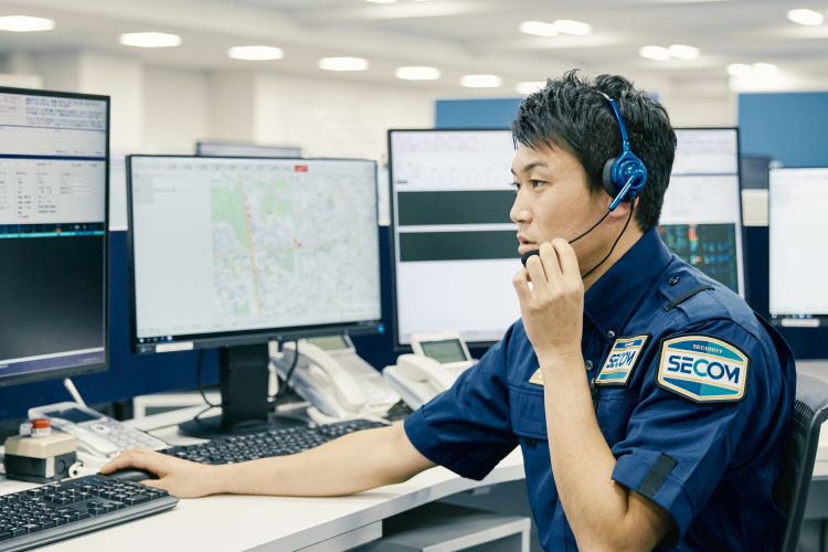 写真:24時間365日監視するセコム・コントロールセンター