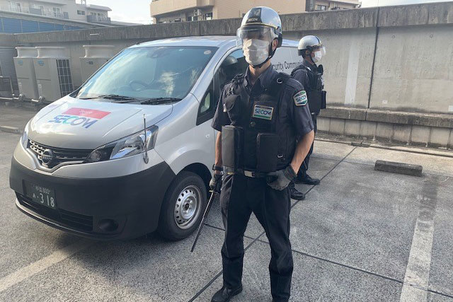 写真:グレード教育で「警戒行動」の訓練を行う現金護送隊員
