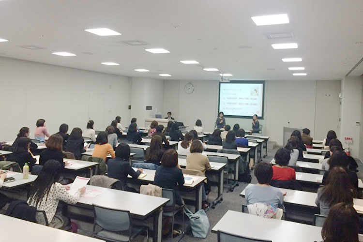 写真:女性社員が防犯・防災対策の講義を実施